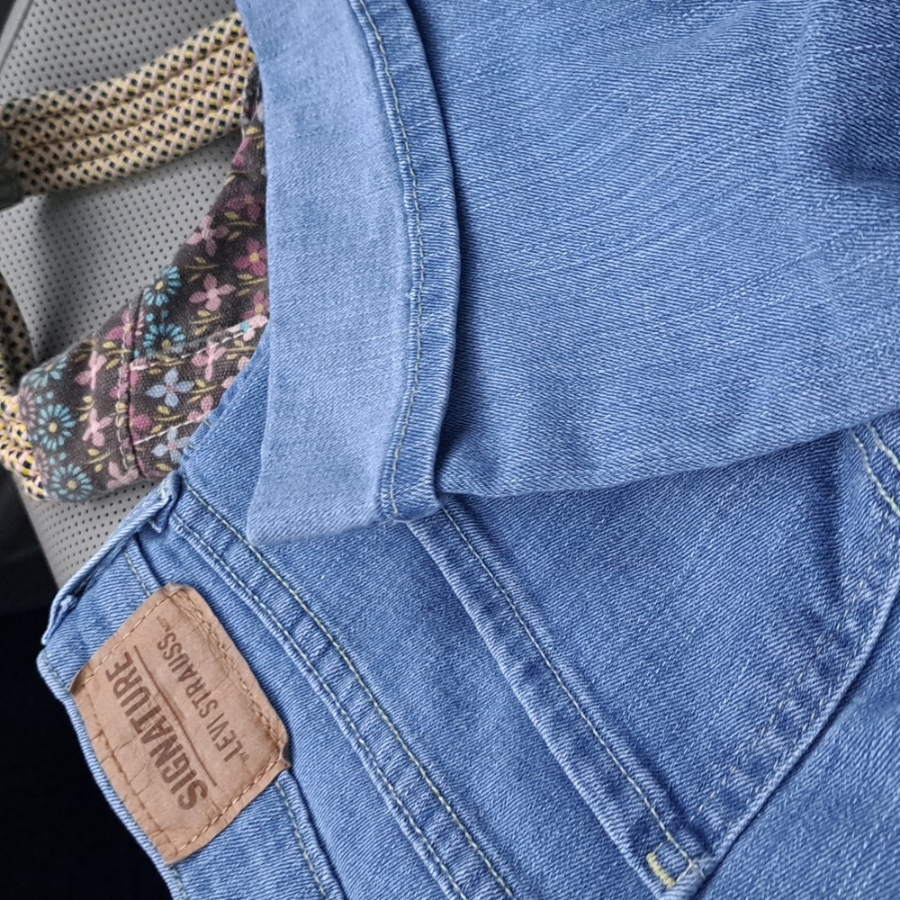 Signature Levi's Strauss 12 petite Mid rise Capri jeans